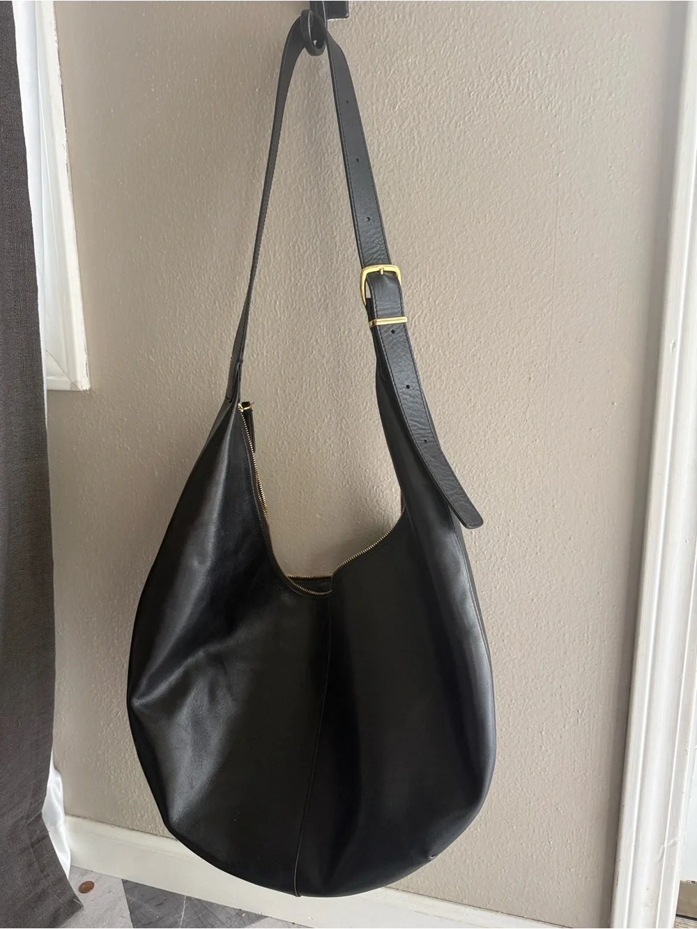 Madewell - The Essential Curve Black Leather Shoulder Bag (Rare)
